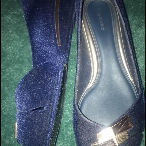 Heels/Pumps - Picture 2 of 2